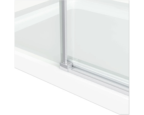 Prim-plan cu cabină de duș cu ramă