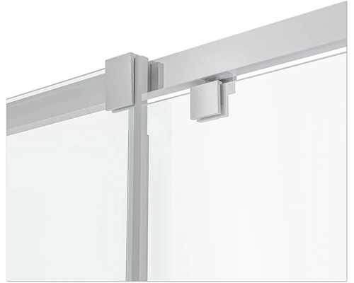 Detalii ale unei cabine de duș cu sticlă transparentă și cadru metalic