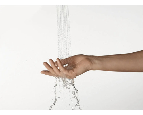 O mână sub un jet de apă.