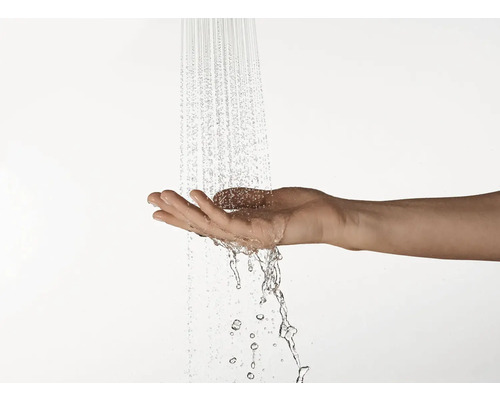 Jet de duș care atinge mâna