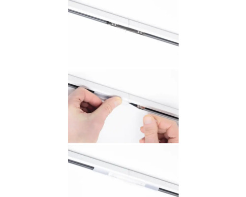 Prim-plan cu o șină de perdea în timpul instalării.