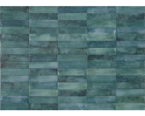 Plăci dreptunghiulare cu aspect de zidărie.