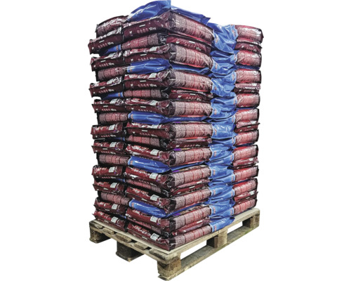 Palet cu mai mulți saci de hrană pentru animale