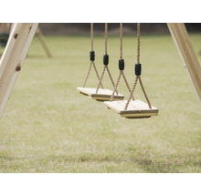 Leagăn din lemn cu suspensie pe funie în loc de joacă