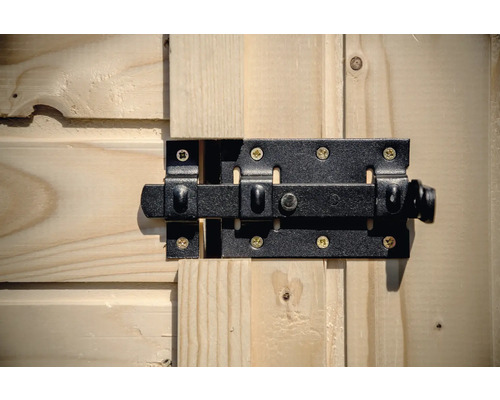 Zăvor glisant metalic atașat la ușa din lemn