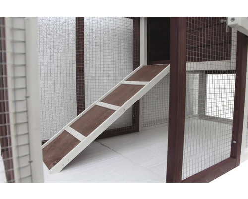 Vedere detaliată a unui staul pentru animale mici cu rampă și grătar