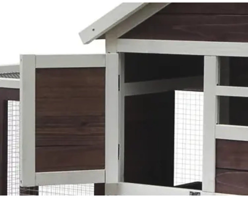 Vizualizare detaliată a unui coteț de găini cu o ușă deschisă