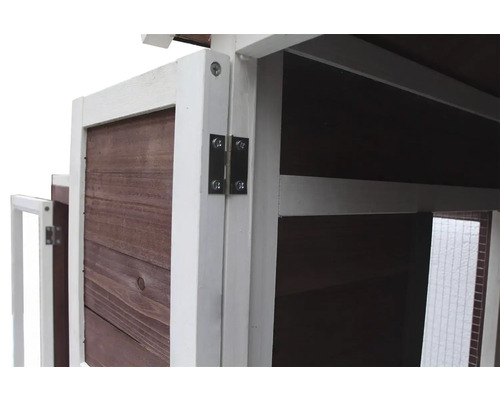 Detaliu cu un coteț de găini din lemn cu ușă și balamale