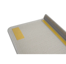 Imagine detaliată a unui covoraș de intrare deschis la culoare, cu benzi adezive pentru fixare