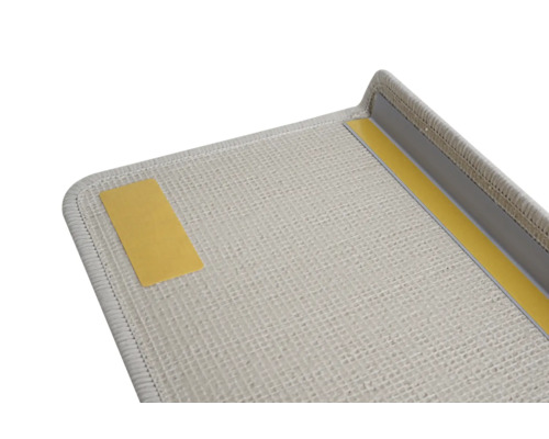 Imagine detaliată a unui covoraș de intrare deschis la culoare, cu benzi adezive pentru fixare