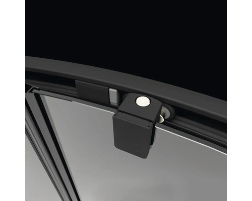 Prim-plan cu o cabină de duș cu feronerie pentru uși glisante