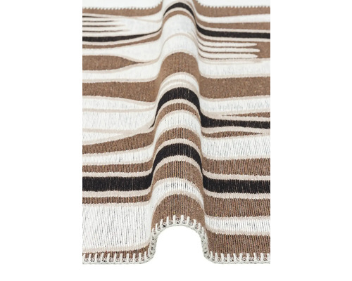 Prim-plan al unui covor în dungi cu franjuri