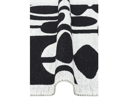 Covor cu model abstract, parțial rulat