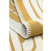 Model de material textil cu dungi