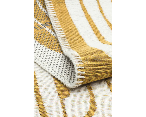 Model de material textil cu dungi