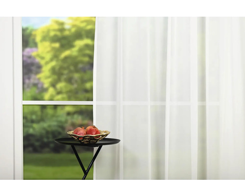 Cameră luminoasă cu fereastră și perdea transparentă, măsuță laterală cu rodii