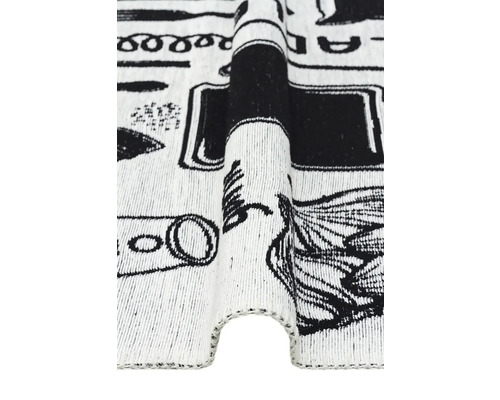 Vizualizare detaliată a unui covor alb cu modele negre