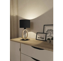 Lampă de masă cu abajur pe comodă cu decorațiuni