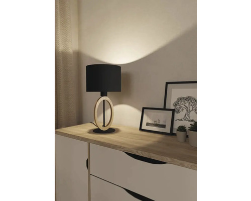 Lampă de masă cu abajur pe comodă cu decorațiuni