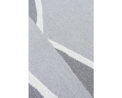 Prim-plan cu un covor cu model geometric