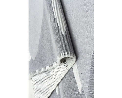 Imagine detaliată cu o pătură gri cu model și etichetă