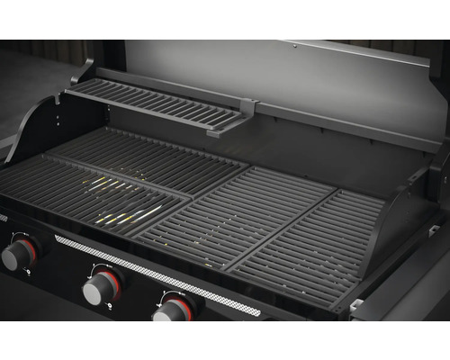 Vedere interioară a unui grătar pe gaz cu grătar de grătar și grătar de încălzire