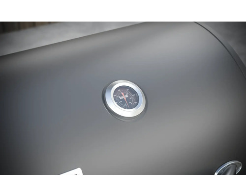 Prim-plan al unui capac de grătar cu indicator de temperatură.