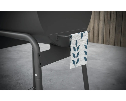 Prim-plan al unui cărucior de grătar cu suport pentru prosop și ștergar de bucătărie