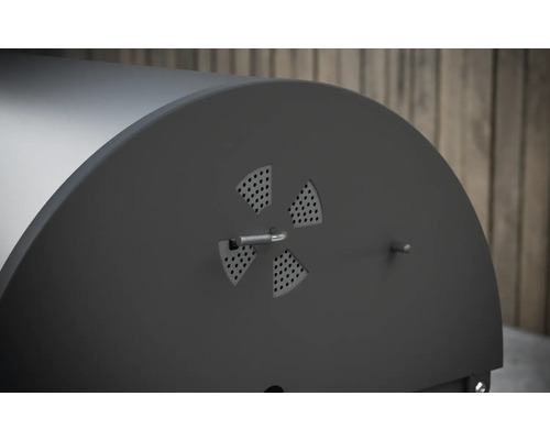 Imagine detaliată a unui grătar pe cărbune cu sistem de ventilație