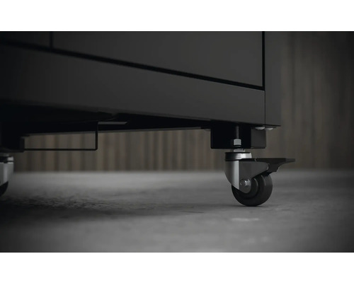 Prim-plan cu un dulap de atelier cu role