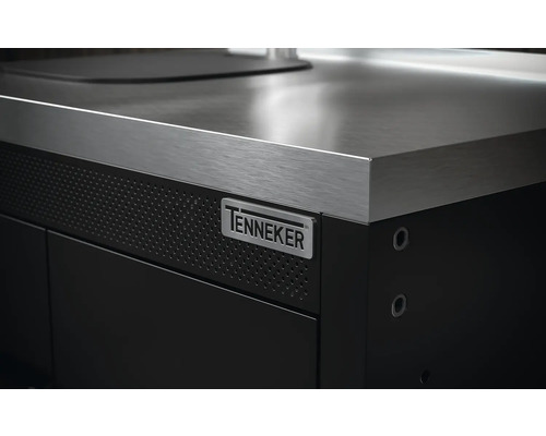 Imagine detaliată cu un dulap de atelier negru cu blat de lucru din oțel inoxidabil și logo-ul Tenneker