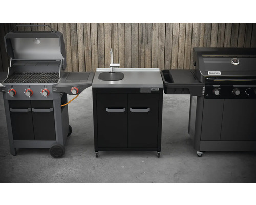 Imagine cu o bucătărie de exterior cu grătar pe gaz, chiuvetă și blat de lucru.