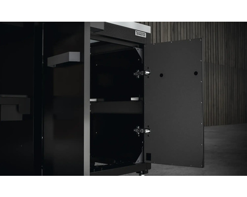 Dulap de atelier cu ușa deschisă și rafturi