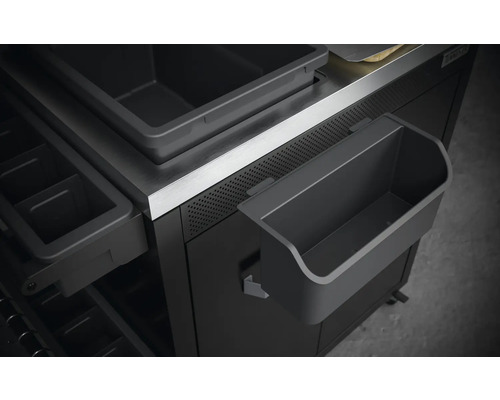 Prim-plan cu o insulă de bucătărie neagră cu recipiente de depozitare