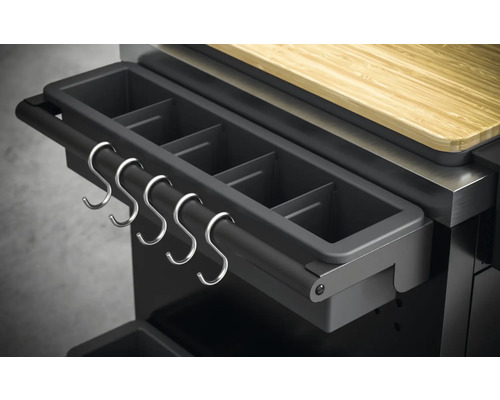 Imagine detaliată a unei stații de grătar cu recipient pentru accesorii de grătar și cârlige metalice