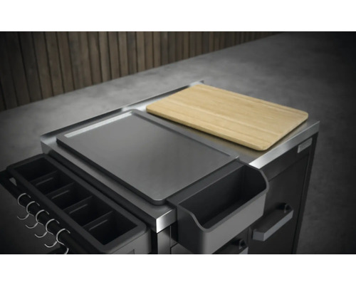 Imagine detaliată cu un cărucior de grătar cu suprafață de depozitare și tocător