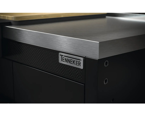 Imagine detaliată cu un dulap de atelier negru cu blat de lucru din oțel inoxidabil și logo-ul Tenneker