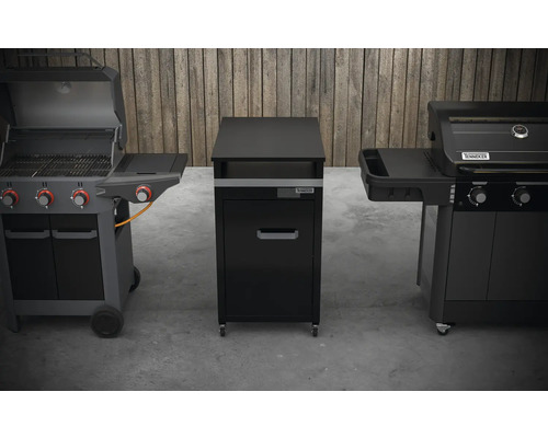 Două grătare pe gaz flanchează un dulap negru pentru grătar cu sertar pe roți.
