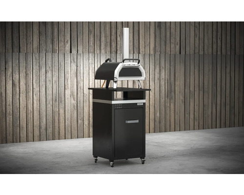 Cuptor de pizza cu suport în fața unui perete de lemn