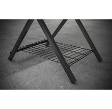 Prim-plan cu picioarele grătarului cu grătar de depozitare