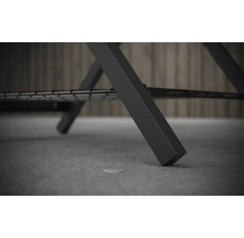 Prim-plan cu piciorul unei mese cu cadru metalic