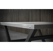 Masa cu blat metalic și cadru metalic negru