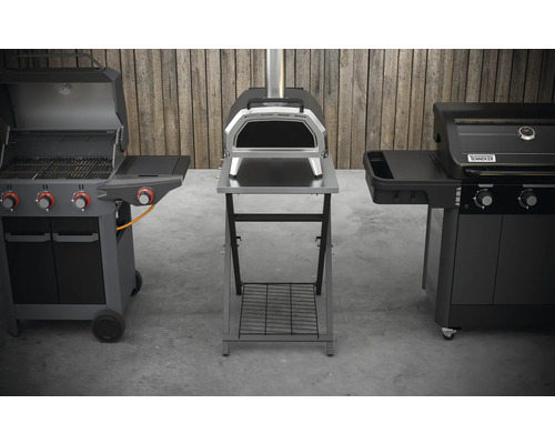 Trei grătare diferite într-un cadru exterior: grătar pe gaz, cuptor pentru pizza și un alt grătar.