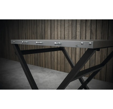 Imagine detaliată a unei mese pliante cu cadru metalic și cârlige