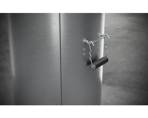 Imagine detaliată cu un recipient metalic cu mâner