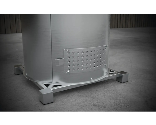 Vedere detaliată a unui cuptor de grătar de grădină din oțel inoxidabil argintiu cu găuri de aerisire și cadru