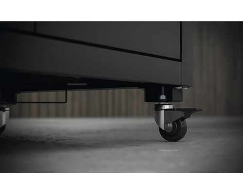 Prim-plan cu roțile unui cărucior de atelier