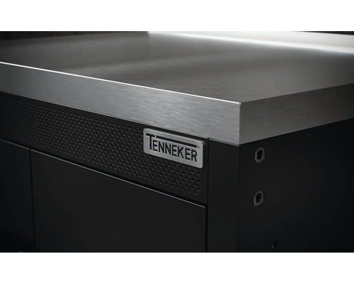 Imagine detaliată a unui banc de lucru cu blat din oțel inoxidabil și logo Tenneker