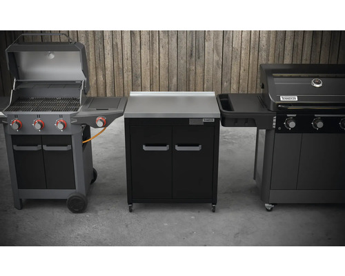 Trei aparate de grătar cu spațiu de depozitare exterior în fața unui perete de lemn