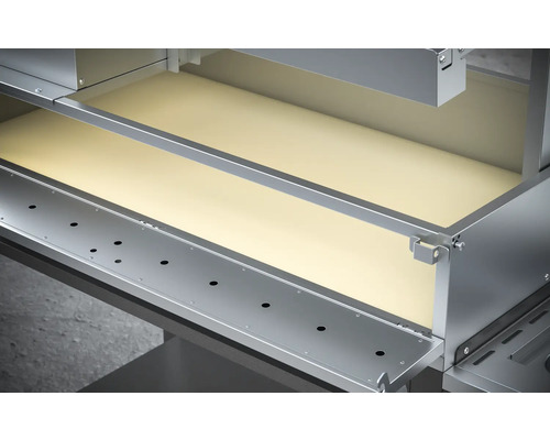 Vedere interioară a unui grătar metalic cu rafturi